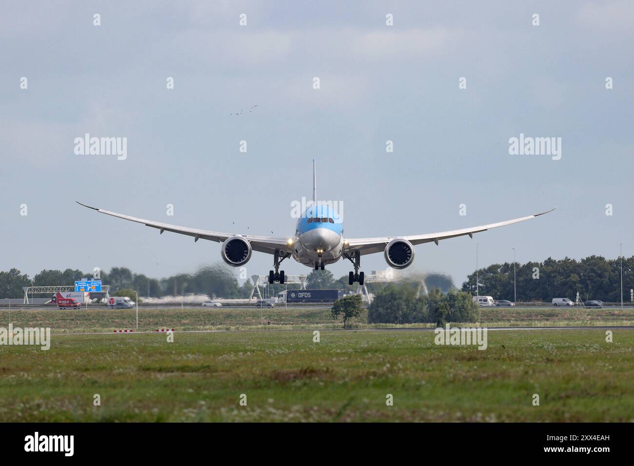 Ein Flugzeug der Fluggesellschaft TUI TUI Airlines Nederland, Boeing 787-8 Dreamliner, Kennung PH-TFM im Landeanflug auf den Flughafen Amsterdam Schiphol Flughafen Amsterdam Schiphol am 21.08.2024 in Amsterdam/Niederlande. *** Ein Flugzeug der Fluggesellschaft TUI TUI Airlines Nederland , Boeing 787 8 Dreamliner, Registrierung PH TFM, näherte sich am 21 08 2024 in Amsterdam Niederlande dem Flughafen Amsterdam Schiphol Stockfoto