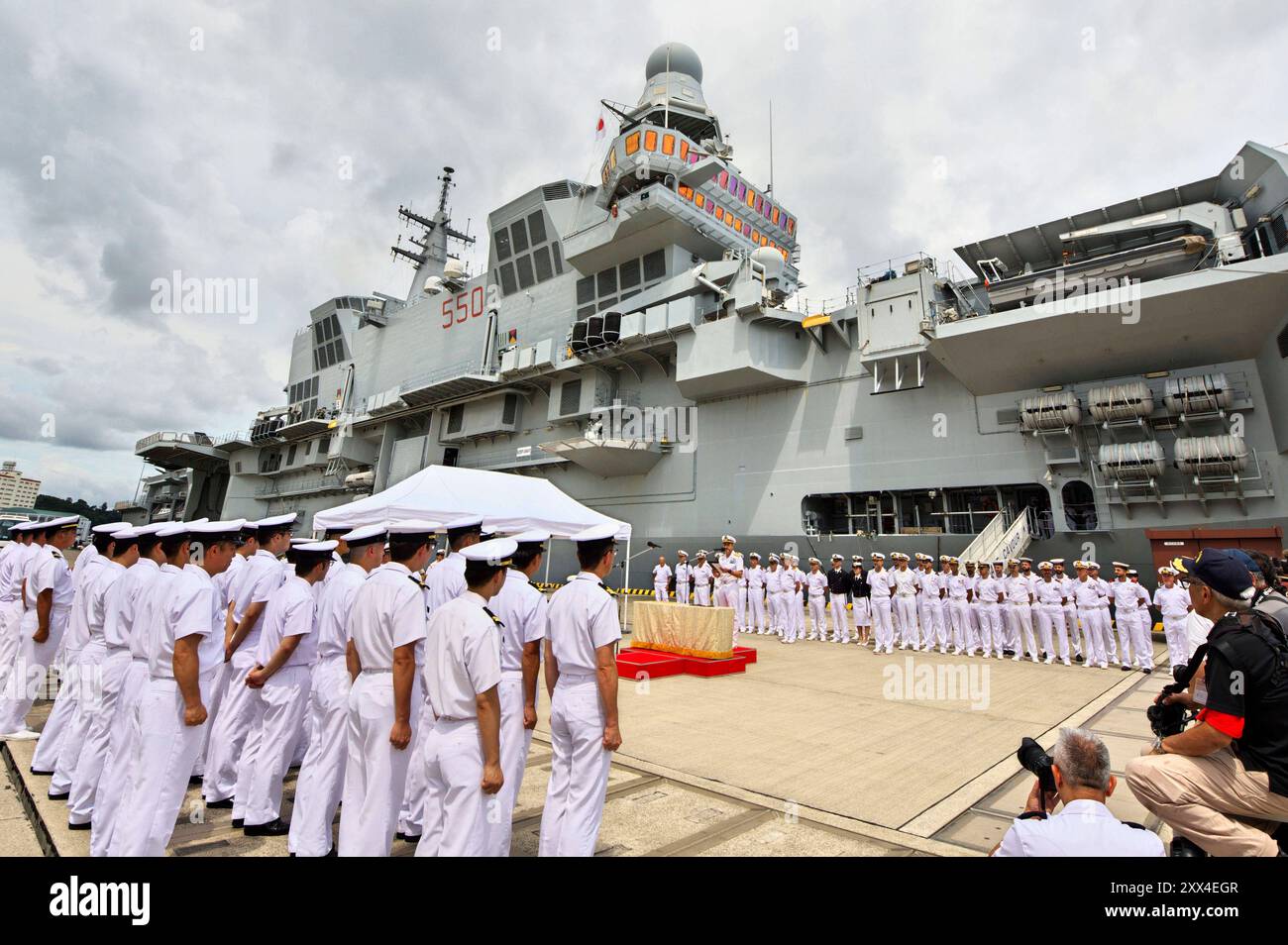 Konteradmiral Giancarlo Ciappina mit Kameraden bei der Ankunft am Marinestützpunkt Yokosuka der japanischen Maritimen Selbstverteidigungsstreitkräfte. Yokosuka, 22.08.2024 *** Konteradmiral Giancarlo Ciappina mit Genossen bei Ankunft auf der Yokosuka Marinebasis der japanischen Seefahrtruppe Yokosuka, 22 08 2024 Foto:XK.xNarax/xFuturexImagex kriegsschiffe yokosuka 8208 Stockfoto