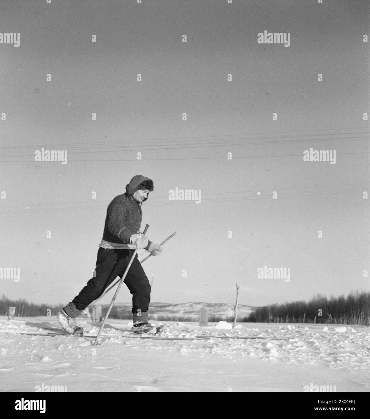 Aktuell 08-1949: Nichts Neues von der Grenze im Norden. - Im Winter sind Skier ein sehr häufiges, manchmal absolut notwendiges Mittel, um herumzukommen. Der 72-jährige Henrik Vesmajärvi aus Skrotnes in Pasvik fährt nicht zum Spaß über die Ebene, aber er ist auf dem Heimweg. Und es ist in seinen Skiern. Sie sind länger, als die Menschen im Süden gewohnt sind, und die niedrigen Spitzen lassen Sie wissen, dass sie fleißig verwendet werden. Foto: Sverre A. Børretzen / aktuell / NTB ***das Foto ist nicht bearbeitetes Bild*** dieser Bildtext wird automatisch übersetzt Stockfoto