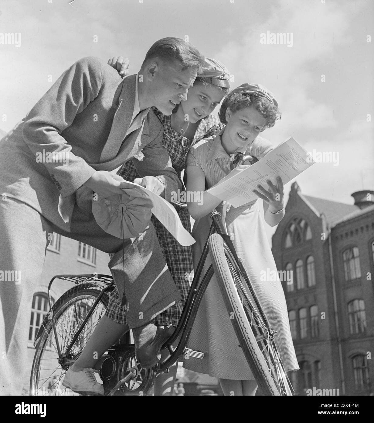 Aktuell 14-1949: Jugend auf der Startlinie Schule ist beendet und die Sommerferien warten mit Arbeit und Urlaub für die Schüler der Oberstufe Foss. - Drei Studenten studieren ihre Prüfungsurkunden. Sie sind von links nach rechts: Georg Yuri Olsen, Else Hunsdal und Randi Stensland. Georg Olsen wird Bautechniker, Else Hunsdal und Randi Stensland beginnen im Herbst mit der Business School. Foto; aktuell / NTB ***FOTO NICHT VERARBEITET*** dieser Bildtext wird automatisch übersetzt Stockfoto