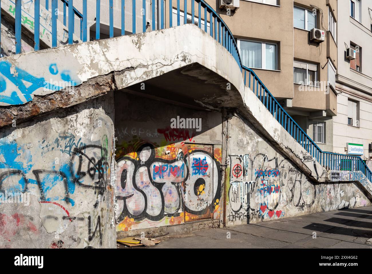 Street Art und Graffiti auf der Seite einer Fußgängerbrücke in einer Belgrader Straße. April 2024. Stockfoto