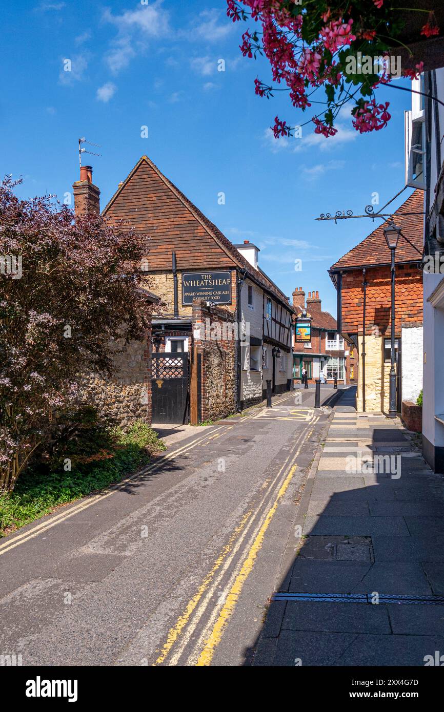 Die malerische Wool Lane, Midhurst mit der Rückseite des Wheatsheaf Inn, das auf das Jahr 1621 zurückgeht - Midhurst, West Sussex, Südengland, Großbritannien. Stockfoto