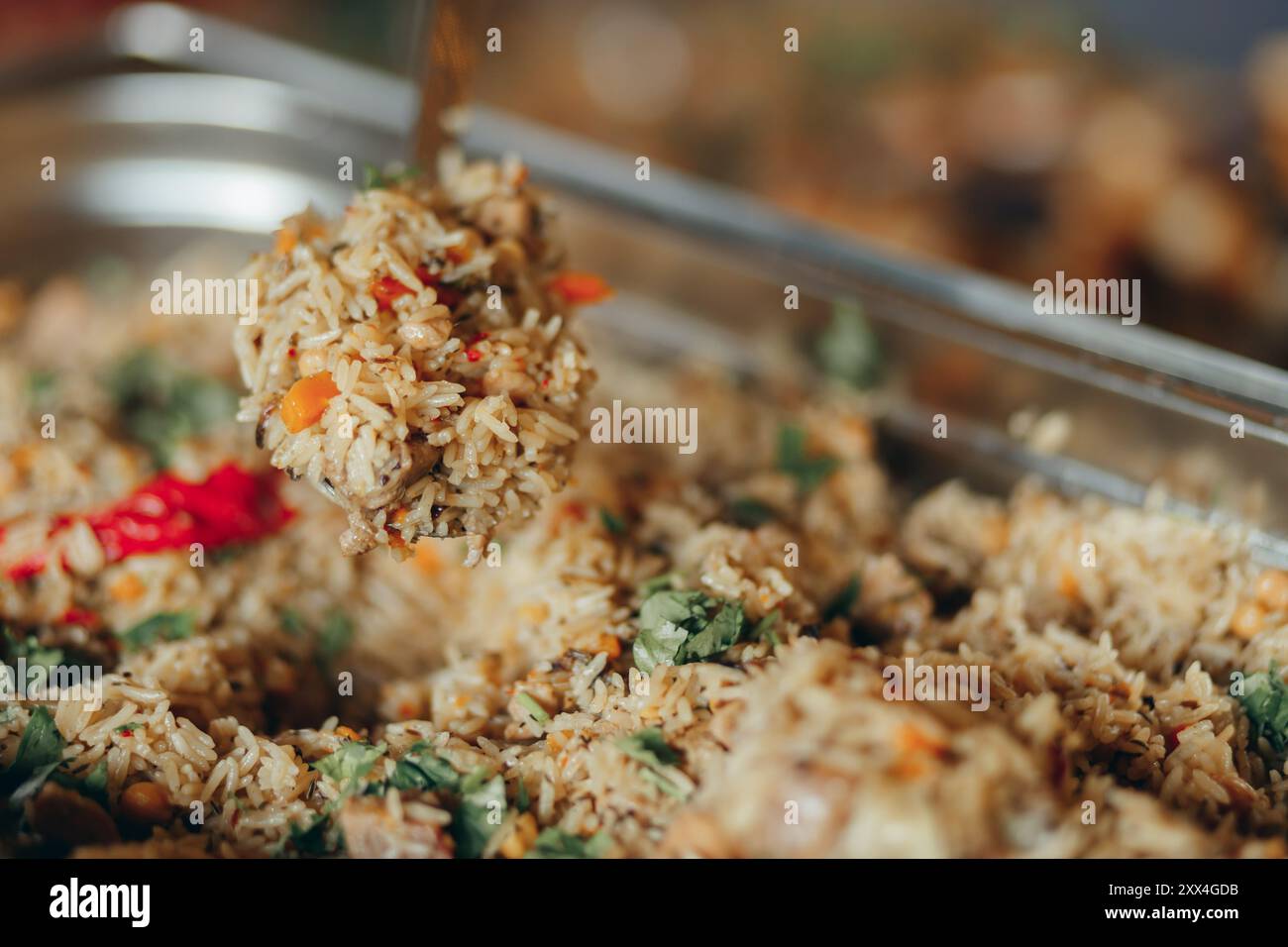 Zentralasiatisches usbekisches Pilaw auf dem Tisch des Hotelrestaurants in Scheuerform Stockfoto
