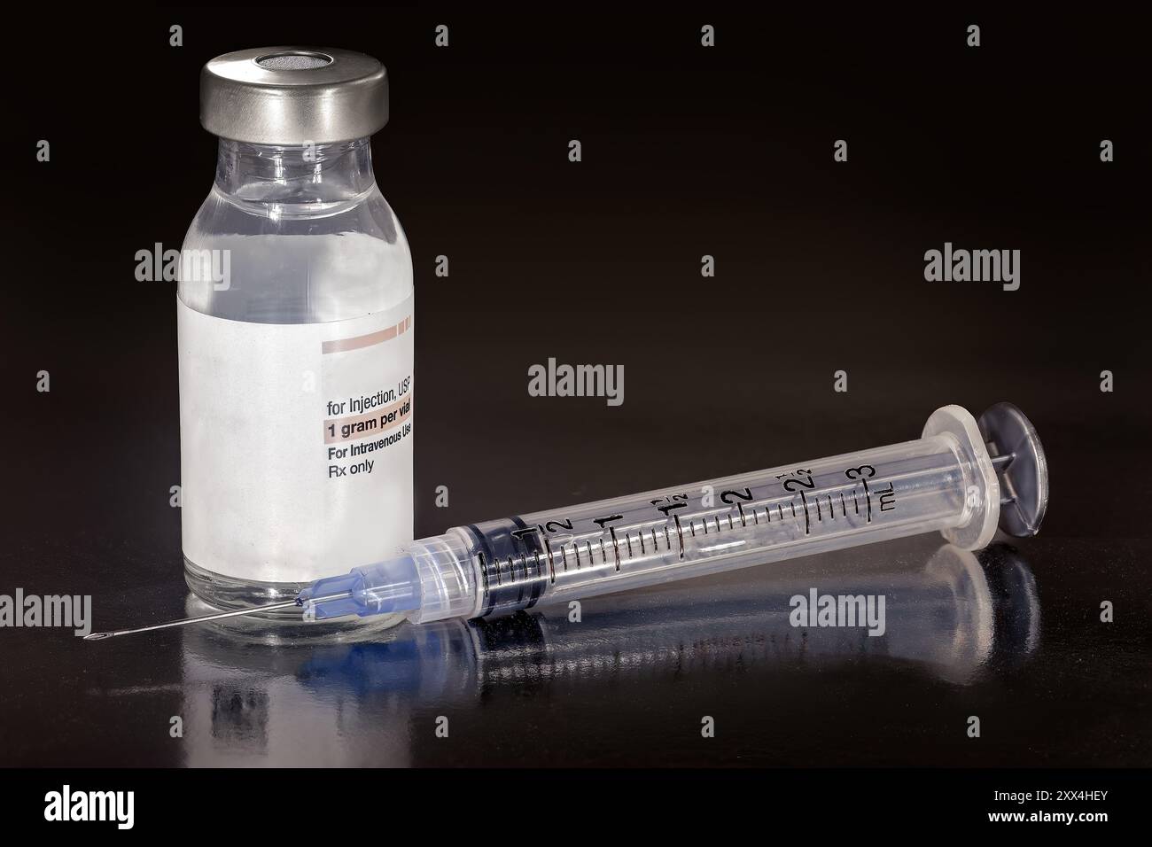 Serum, Impfstoff in einer Flasche und einer Injektionsnadel Stockfoto