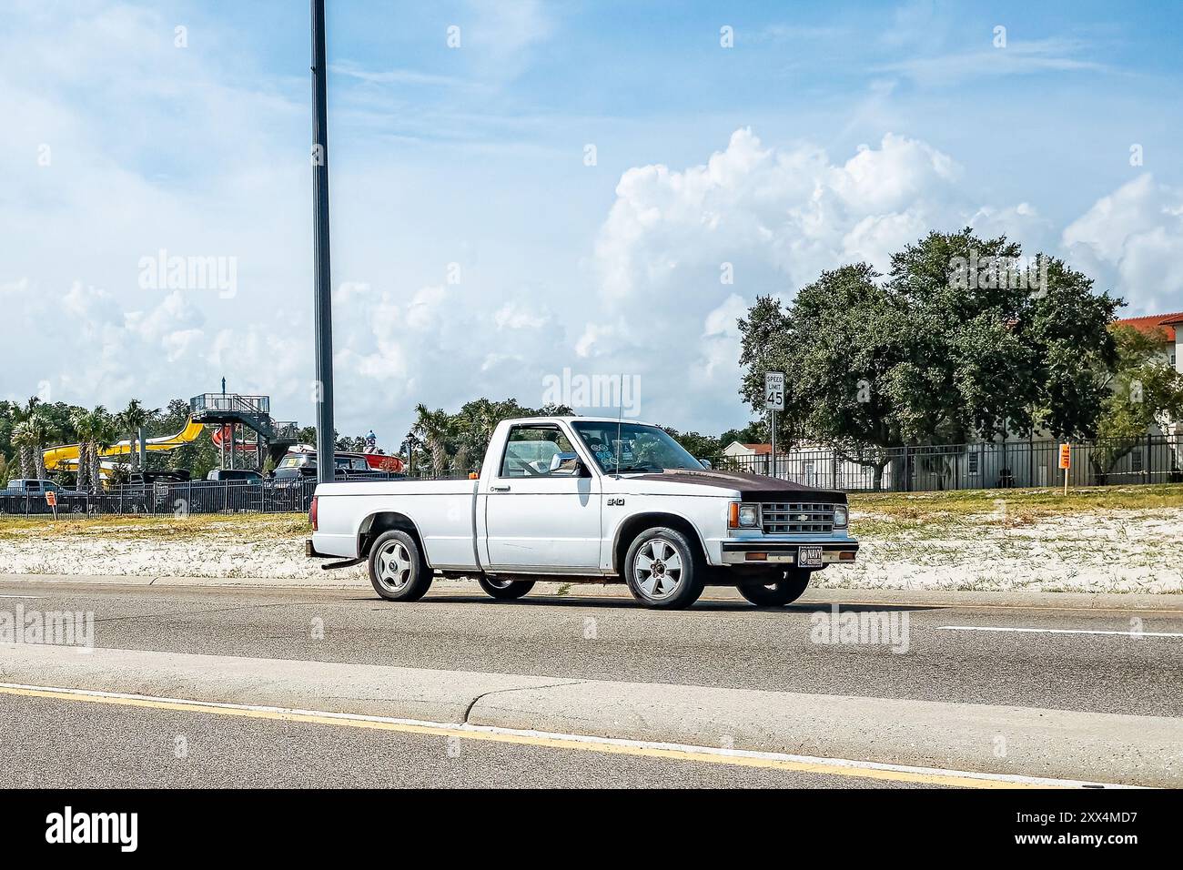 Gulfport, MS - 05. Oktober 2023: Weitwinkelansicht eines Pickup-Trucks des Typs Chevrolet S10 aus dem Jahr 1982 auf einer lokalen Autoshow. Stockfoto