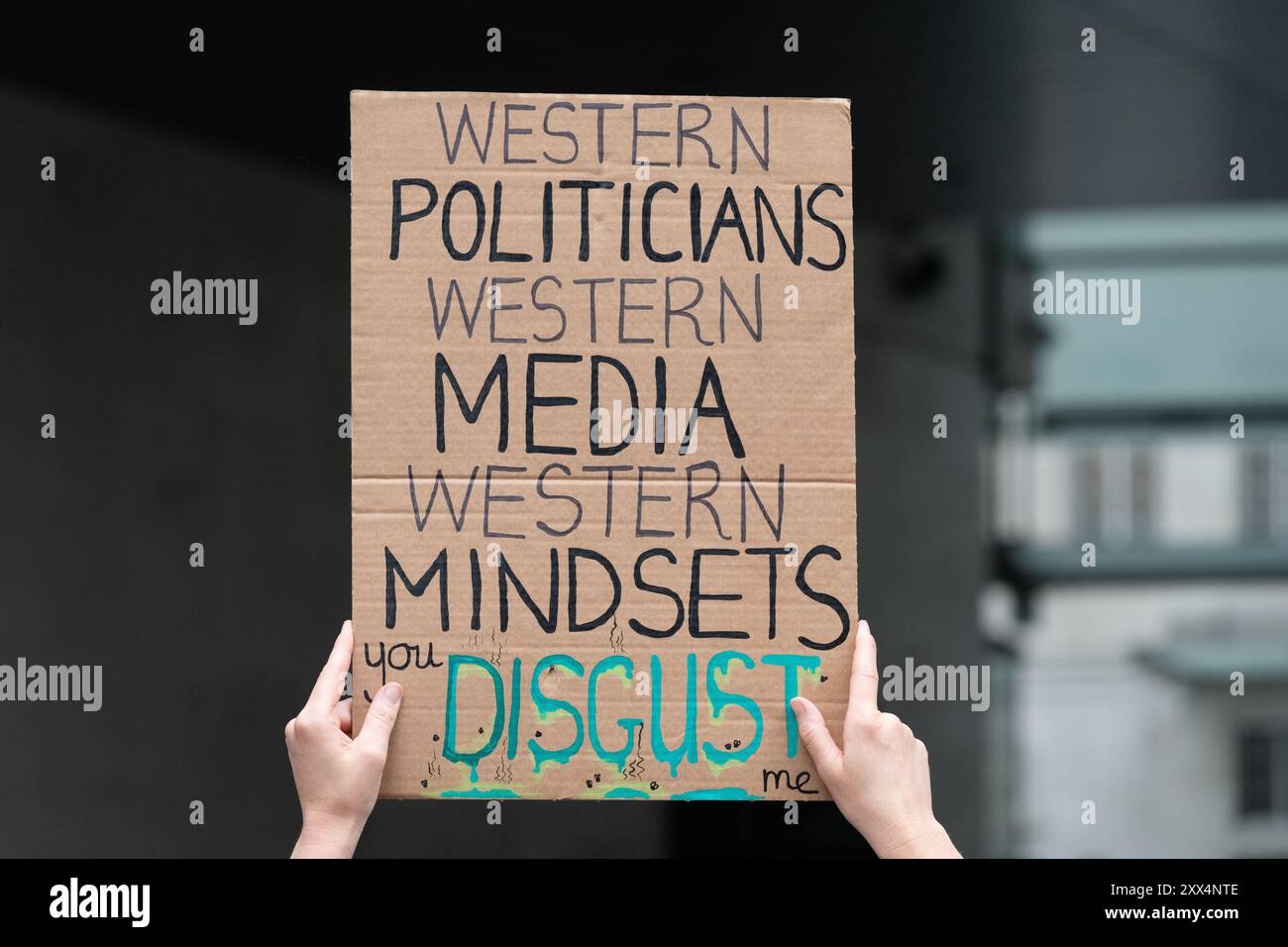 London, Großbritannien. August 2024. Ein Plakat, auf dem westliche Medien und Politiker verurteilt werden, wird hochgehalten, während palästinensische Anhänger vor dem Hauptquartier der BBC im Broadcasting House protestieren über die "voreingenommene" Berichterstattung der öffentlich-rechtlichen Rundfunkanstalten über Israels Krieg gegen Gaza, der sich jetzt im zehnten Monat befindet. Quelle: Ron Fassbender/Alamy Live News Stockfoto