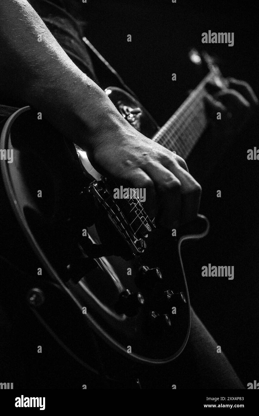 Gitarrist, schwarz-weiß. Stockfoto