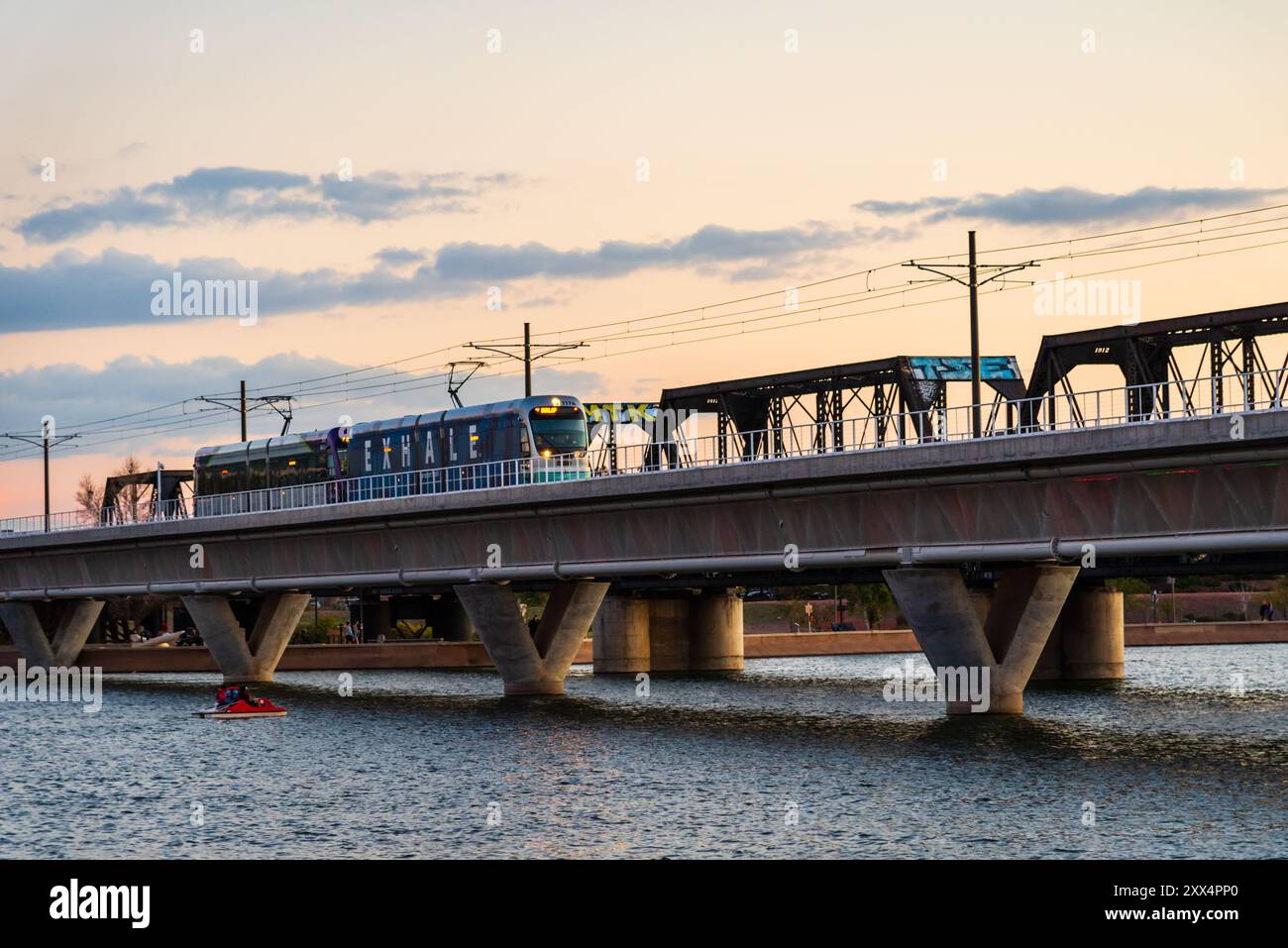 Valley Metro Rail fährt über eine Brücke am Tempe Town Lake, Tempe, Arizona Stockfoto