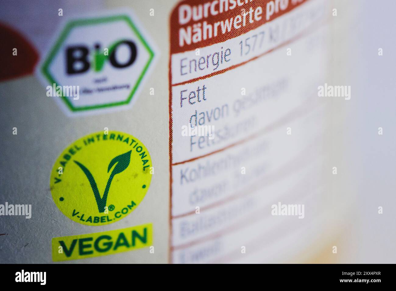 Die Verschlüsse „Bio gemäß EG-Öko-Verordnung“ und „V-Label International Vegan“ sind auf dem Etikett eines Aufstrichs aufgedruckt. Berlin, 22. August 2024. Stockfoto