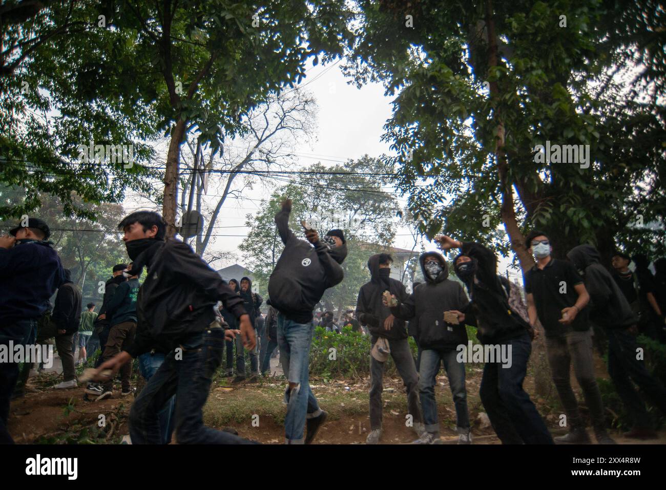 DEMONSTRATION GEGEN DIE RATIFIZIERUNG DES REGIONALWAHLGESETZES IN BANDUNG Demonstranten werfen Steine während einer Kundgebung zur Bewachung der Entscheidung des Verfassungsgerichts vor dem Gebäude des West Java Regional House of Representatives, Bandung, West Java, Indonesien, 22. August 2024. Der Protest gegen Versuche, das Regionalwahlgesetz durch das Repräsentantenhaus zu revidieren, endete in einem Aufstand mit der Polizei. IMAGO/KHAIRIZAL MARIS Bandung West Java Indonesien Copyright: XKharizalxMarisxKhairizalxMarisx DEMONSTRATION GEGEN DIE RATIFIZIERUNG DES WAHLGESETZES IN BANDUNG 11 Stockfoto