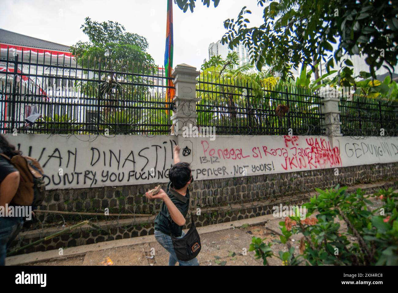 DEMONSTRATION GEGEN DIE RATIFIZIERUNG DES REGIONALWAHLGESETZES IN BANDUNG Demonstranten werfen Steine während einer Kundgebung zur Bewachung der Entscheidung des Verfassungsgerichts vor dem Gebäude des West Java Regional House of Representatives, Bandung, West Java, Indonesien, 22. August 2024. Der Protest gegen Versuche, das Regionalwahlgesetz durch das Repräsentantenhaus zu revidieren, endete in einem Aufstand mit der Polizei. IMAGO/KHAIRIZAL MARIS Bandung West Java Indonesien Copyright: XKharizalxMarisxKhairizalxMarisx DEMONSTRATION GEGEN DIE RATIFIZIERUNG DES WAHLGESETZES IN BANDUNG 22 Stockfoto