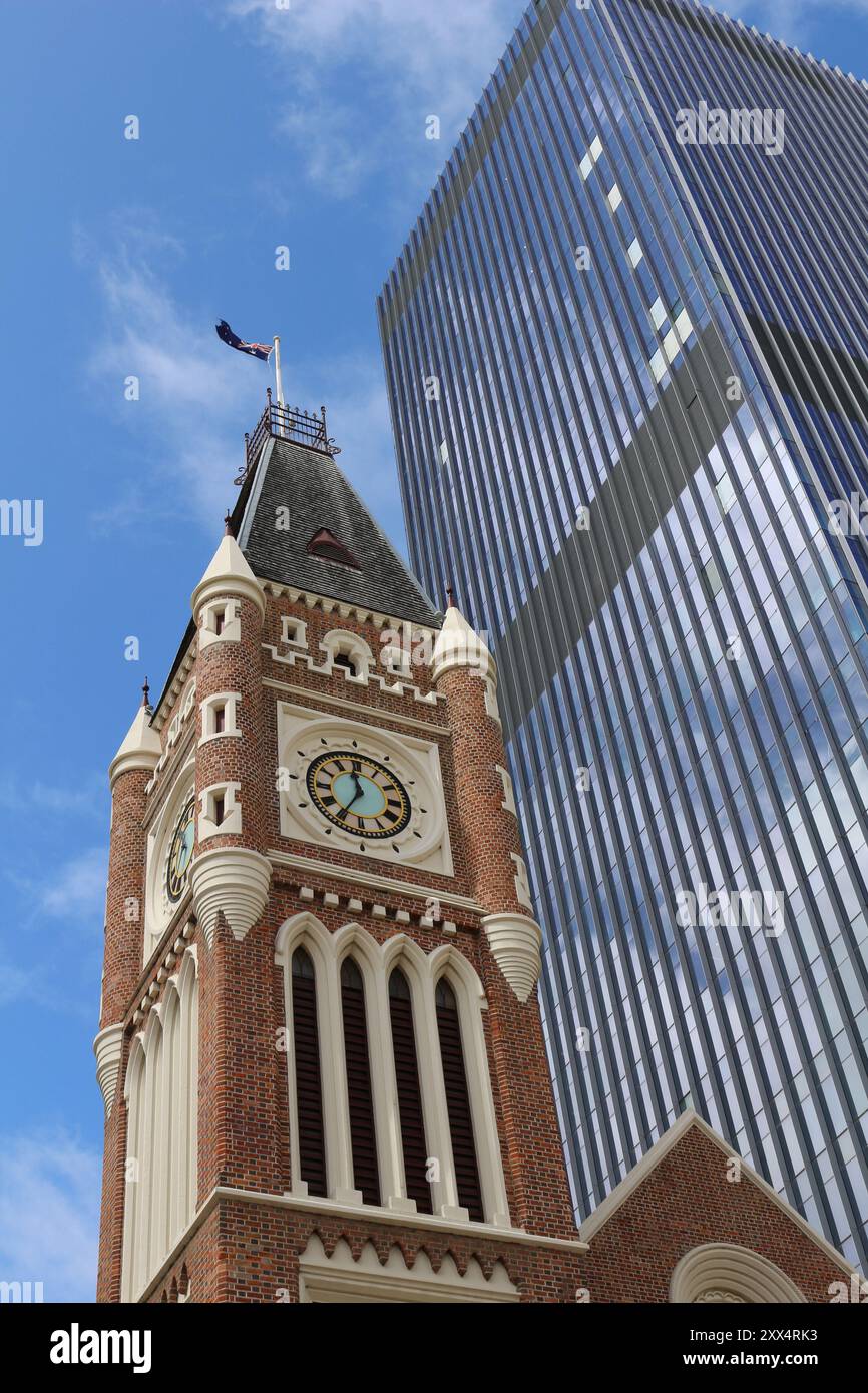 Historische Architektur des Turms des Rathauses von Perth vor einem modernen Wolkenkratzer in Western Australia Stockfoto