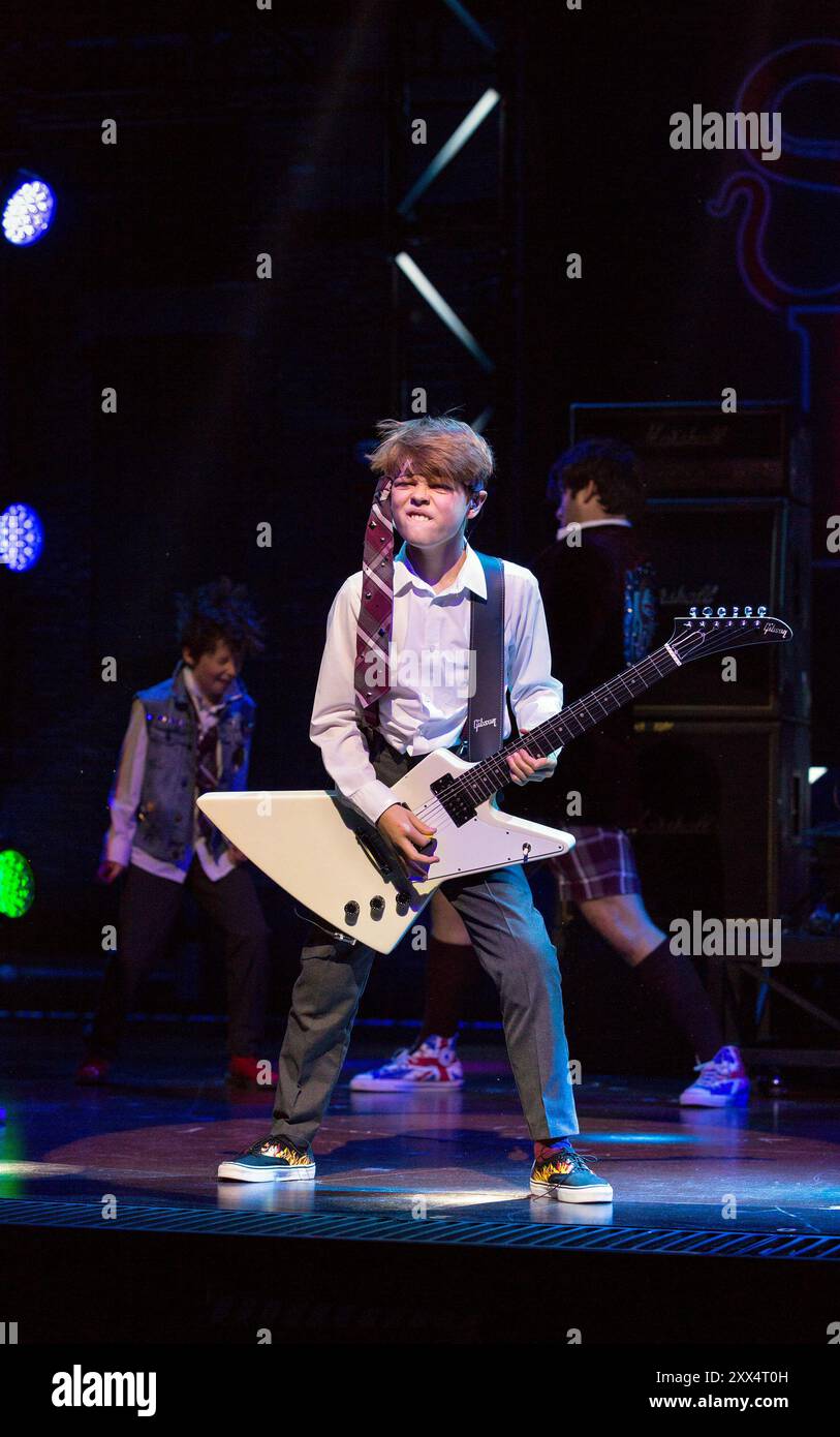 Toby Lee (Zack) in der ROCK-SCHULE The Musical am New London Theatre, London WC2 14/11/2016 Komponist: Andrew Lloyd Webber Buch: Julian Fellowes Text: Glenn Slater Design: Anna Louizos Beleuchtung: Natasha Katz Choreographie: Joann M Hunter Regie: Laurence Connor Stockfoto