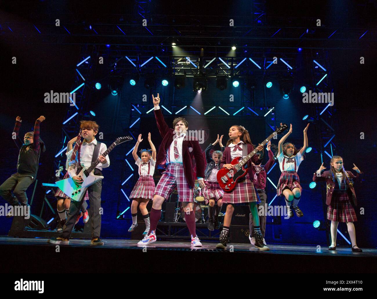 Front, l-r: Toby Lee (Zack), David Fynn (Dewey Finn), Selma Hansen (Katie) in der ROCK-SCHULE The Musical am New London Theatre, London WC2 14/11/2016 Komponist: Andrew Lloyd Webber Buch: Julian Fellowes Text: Glenn Slater Design: Anna Louizos Beleuchtung: Natasha Katz Choreographie: Joann M Hunter Regisseur: Laurence Connor Stockfoto