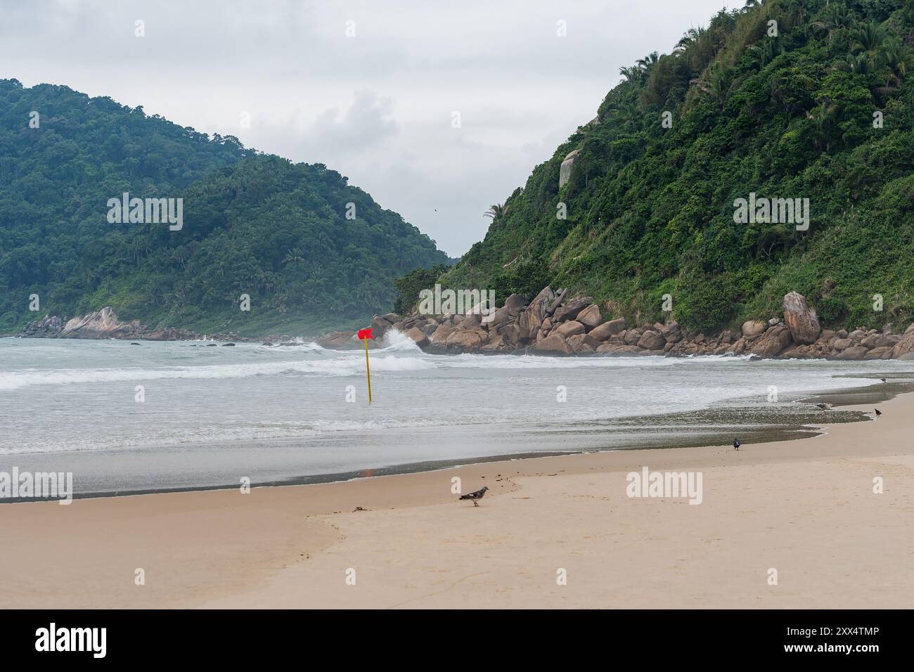 Der Tombo Strand von Guaruja, SP, Brasilien. Strandlandschaft ohne Leute. Stockfoto