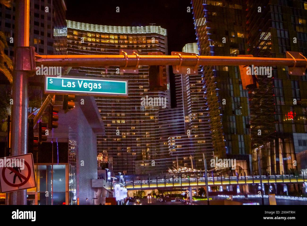 Das Straßenschild mit der Aufschrift Las Vegas mit dem Blick auf die Hotels am Las Vegas Strip, einer Unterhaltungsstadt der USA. Stockfoto