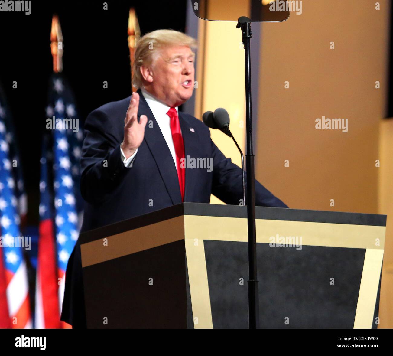Donald Trump versprach in einer Rede, die die Delegierten am vierten und letzten Tag des Kongresses begeisterte, einen tiefgreifenden politischen Wandel herbeizuführen, Wohlstand zu schaffen und Amerika wieder sicher zu machen. Foto von A. Shaker: VOA Stockfoto