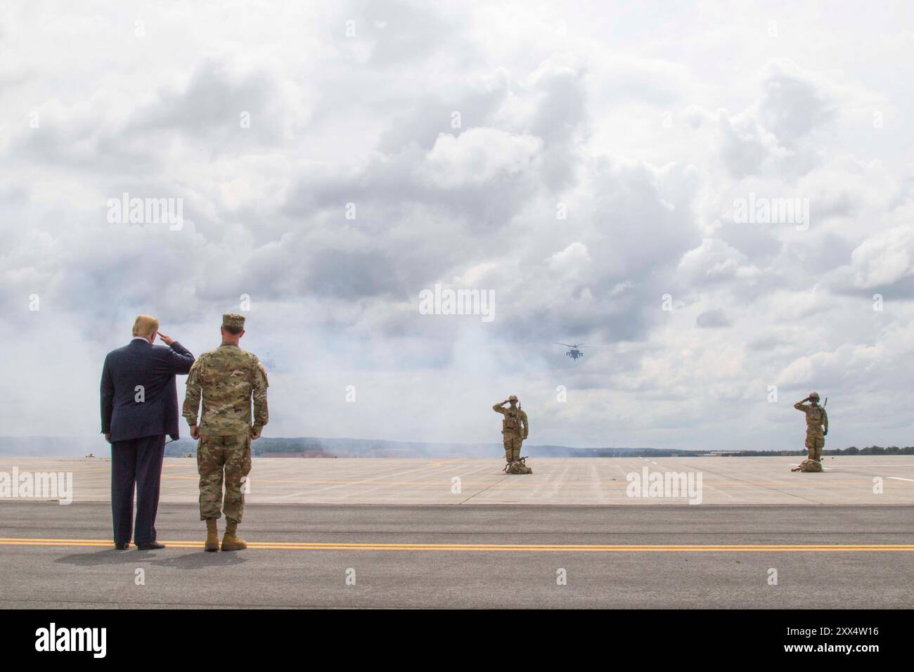 Präsident Donald J. Trump grüßt Soldaten, während er am 13. August neben Generalmajor Walter E. Piatt, dem Kommandeur der 10. Gebirgsdivision (LI), bei einer Demonstration von Luftangriffen und Kanonenangriffen in Fort Drum, New York, steht. Die Demonstration war Teil des Besuchs von Präsident Donald J. Trump bei der 10th Mountain Division (LI), um den National Defense Authorization Act von 2019 zu unterzeichnen, der die autorisierte Stärke der Armee im aktiven Dienst um 4.000 erhöht und es uns ermöglicht, kritische Fähigkeiten zur Unterstützung der National Defense Strategy einzusetzen. (Foto der US-Armee von Sgt. Thomas Scaggs) Stockfoto