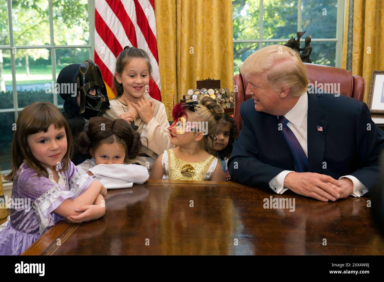 Präsident Donald J. Trump begrüßt Halloween-Trick-or-Treatter im Oval Office, Freitag, 27. Oktober 2017, im Weißen Haus in Washington, D.C. (Offizielles Foto des Weißen Hauses von Joyce N. Boghosian) Stockfoto