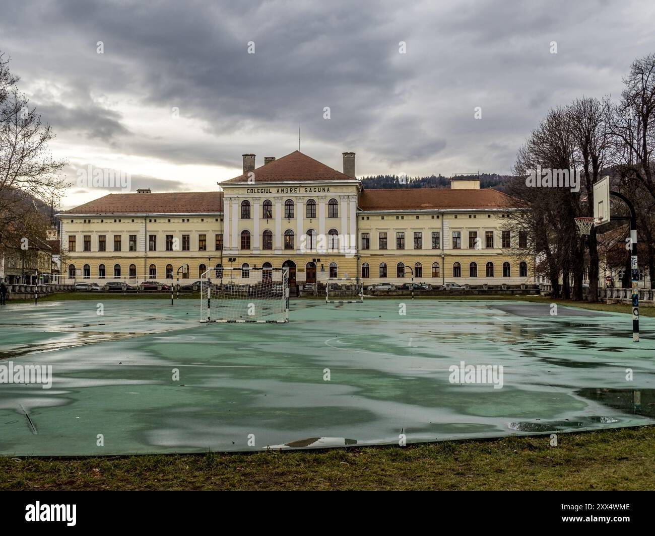 Majestätisches Gebäude und Sportplatz, Brasov, Rumänien. Stockfoto