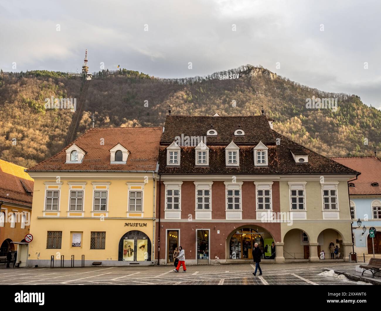 Ratsplatz, Brasov, Rumänien. Brasow-Schild auf dem Tampa-Hügel im Hintergrund. Stockfoto