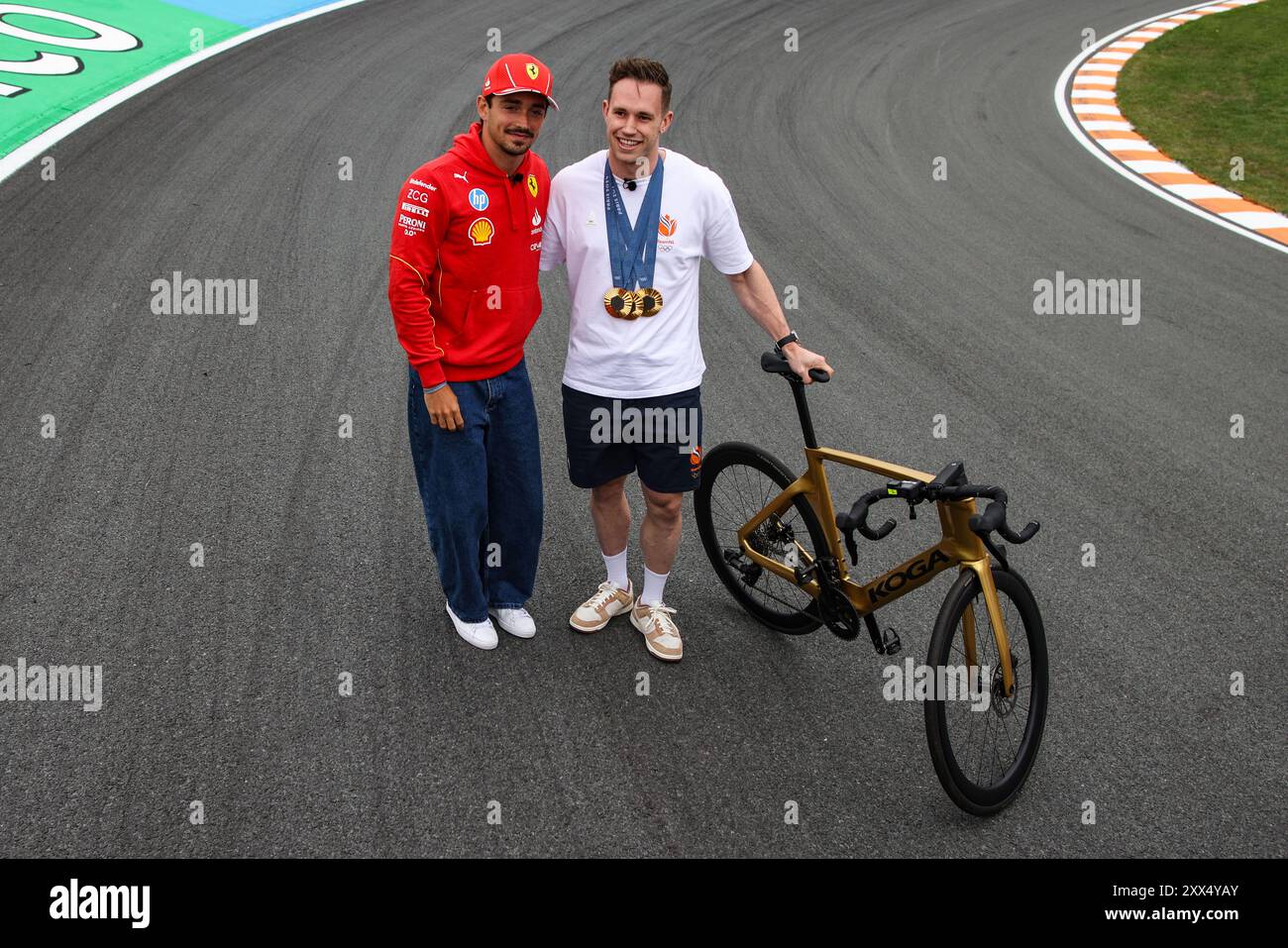 Zandvoort, Pays Bas. August 2024. LECLERC Charles (mco), Scuderia Ferrari SF-24, Porträt Harrie Lavreysen Radfahrer Olympiasieger in Paris während des Formel 1 Heineken Dutch Grand Prix 2024, 15. Runde der Formel 1 Weltmeisterschaft 2024 vom 23. Bis 25. August 2024 auf dem Circuit Zandvoort, in Zandvoort, Niederlande - Foto Xavi Bonilla/DPPI Credit: DPPI Media/Alamy Live News Stockfoto