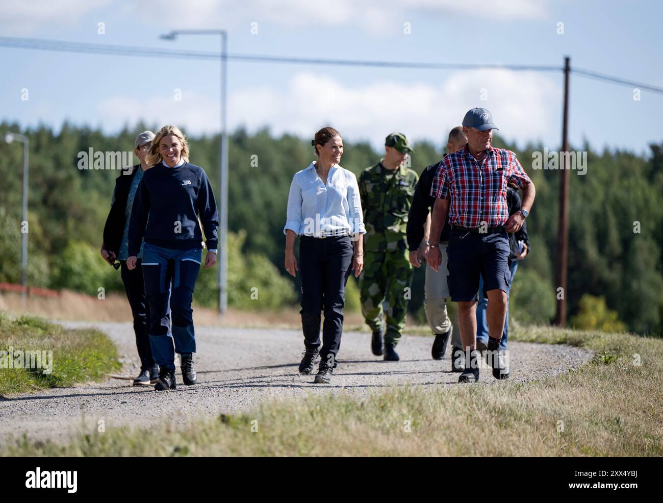 Stockholm, Schweden. August 2024. STOCKHOLM, SCHWEDEN 20240822Kronprinzessin Victoria besucht die Sättra Farm in Upplands Väsby zusammen mit Race for the Baltic anlässlich des Ostseetages. Helene Isander auf der linken Seite und Mats Eriksson aus Sättra gård auf der rechten Seite. Foto: Christine Olsson/TT/Code 10430 Credit: TT News Agency/Alamy Live News Stockfoto