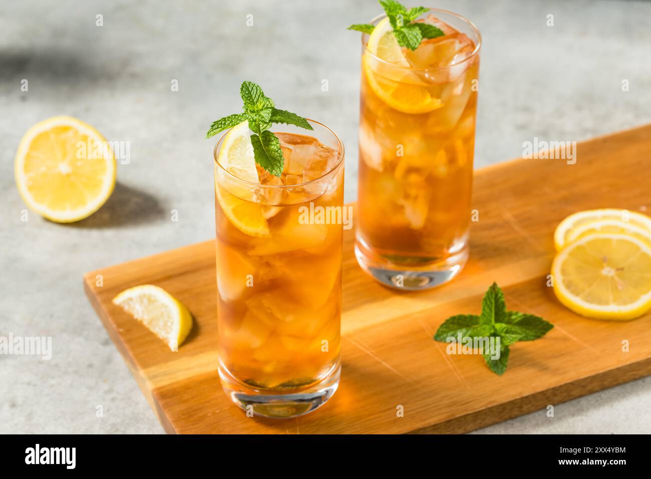 Erfrischender Süßtee mit kaltem Eis mit Zitrone und Minze Stockfoto