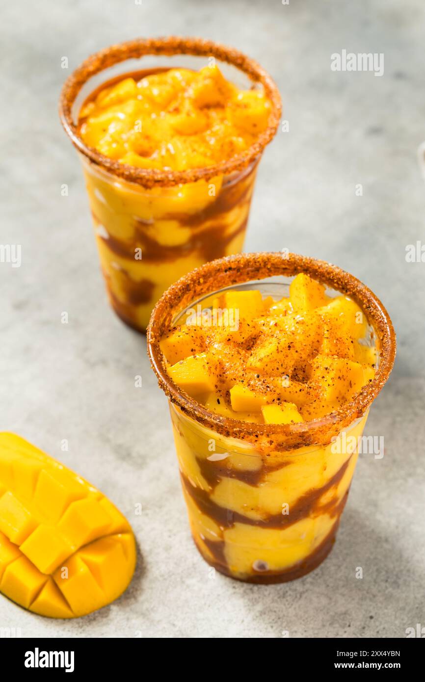 Gesundes gefrorenes Mango-Mangonada-Cocktail-Getränk mit Chamoy-Gewürz Stockfoto