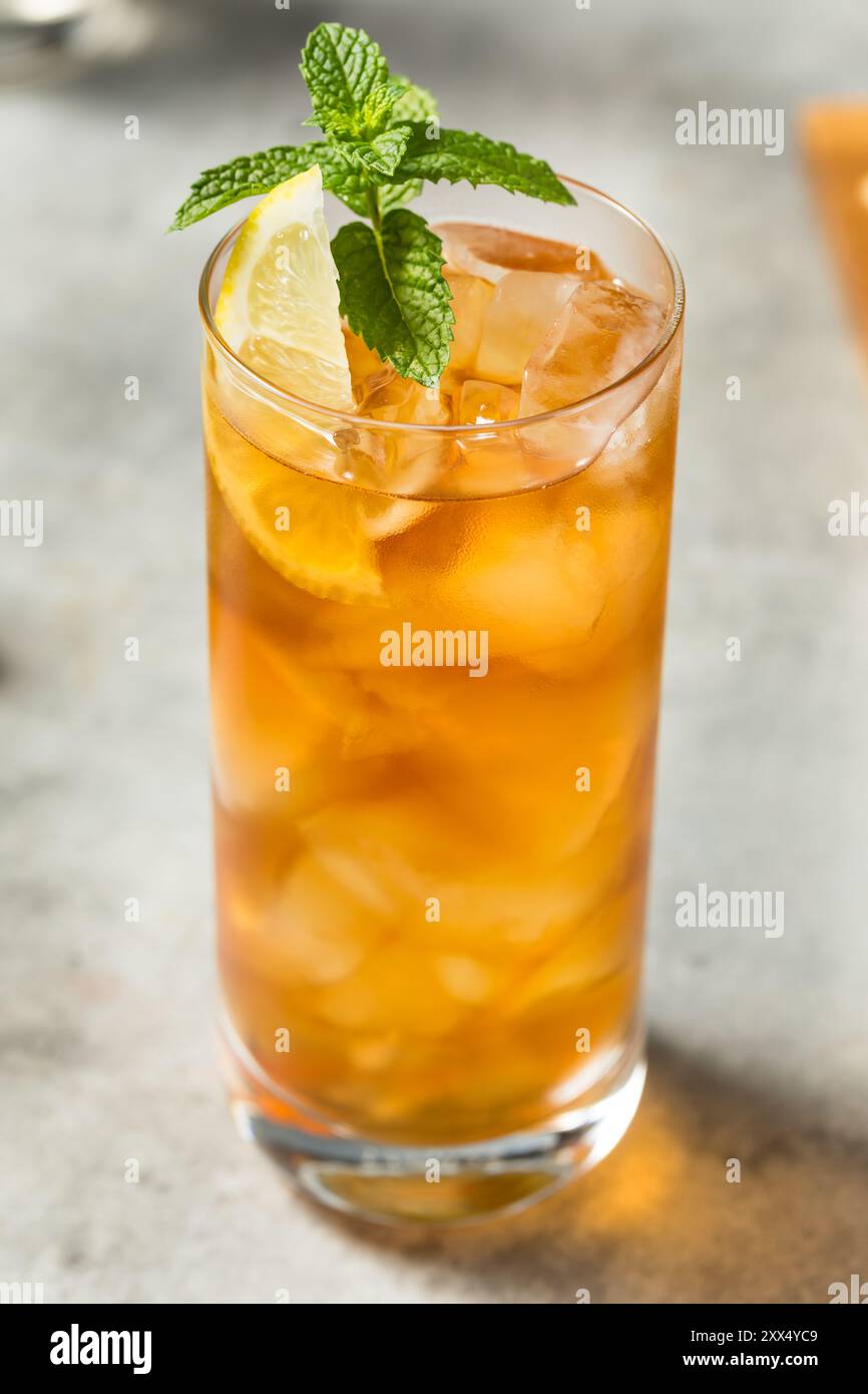 Erfrischender Süßtee mit kaltem Eis mit Zitrone und Minze Stockfoto