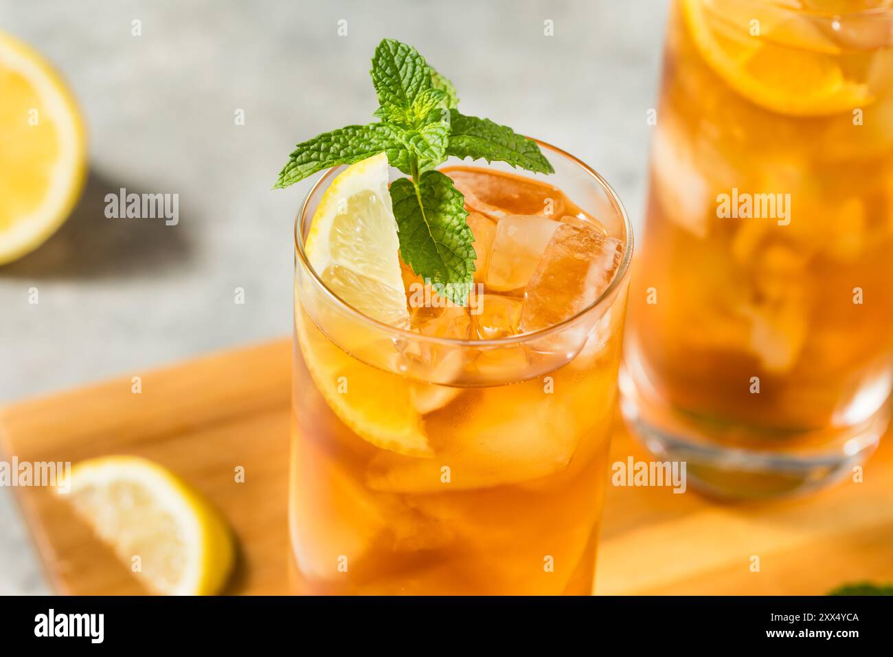 Erfrischender Süßtee mit kaltem Eis mit Zitrone und Minze Stockfoto