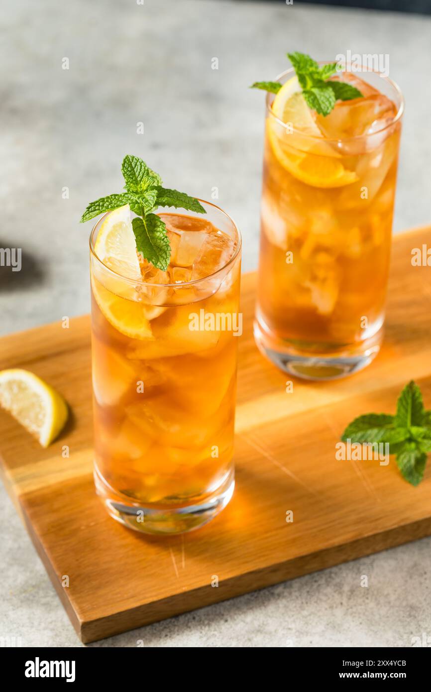 Erfrischender Süßtee mit kaltem Eis mit Zitrone und Minze Stockfoto