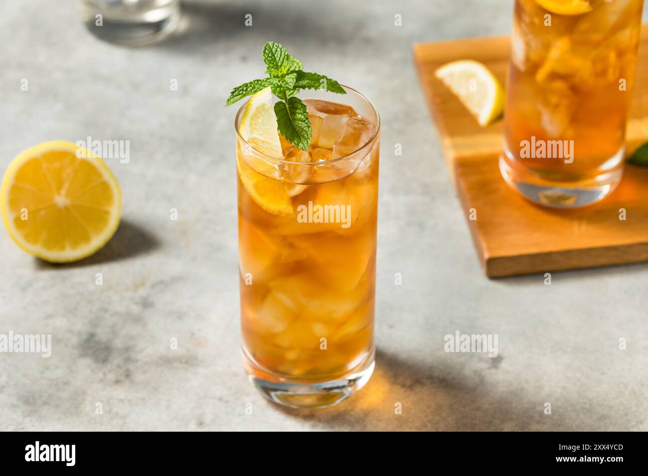 Erfrischender Süßtee mit kaltem Eis mit Zitrone und Minze Stockfoto