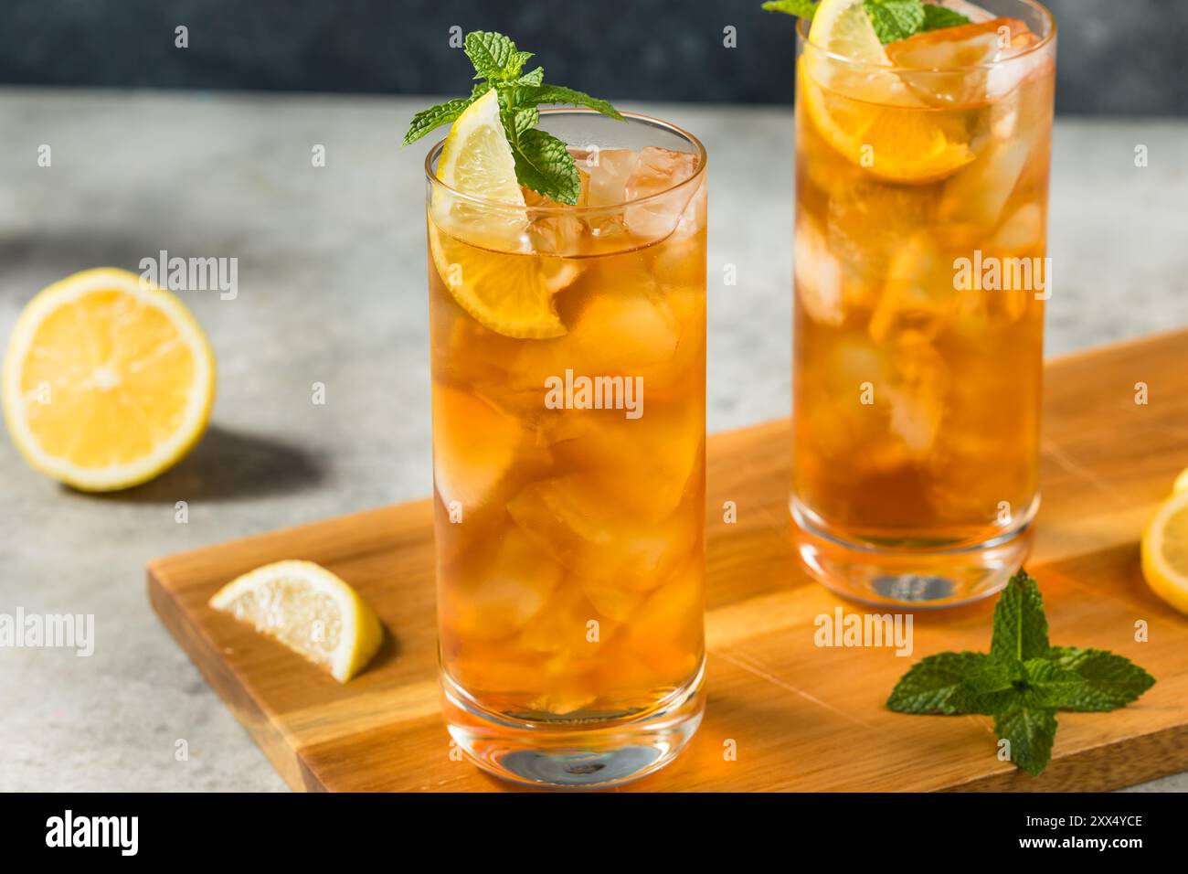 Erfrischender Süßtee mit kaltem Eis mit Zitrone und Minze Stockfoto