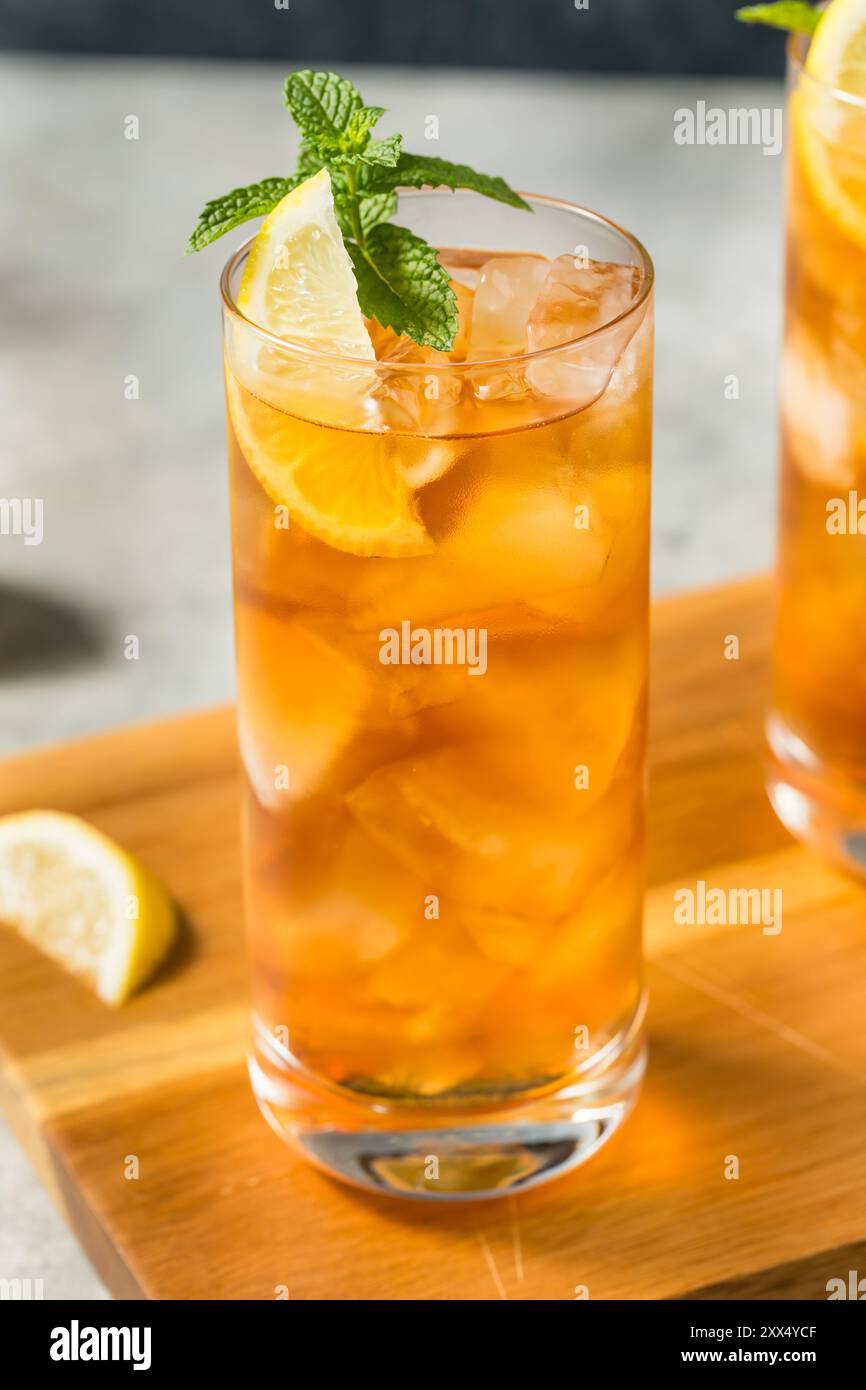 Erfrischender Süßtee mit kaltem Eis mit Zitrone und Minze Stockfoto