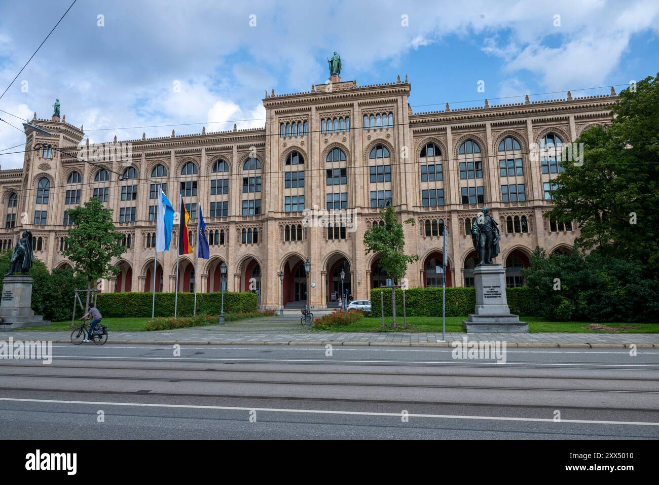 München, Deutschland. August 2024. Das Regierungsgebäude von Oberbayern in der Maximilianstraße. Quelle: Peter Kneffel/dpa/Alamy Live News Stockfoto