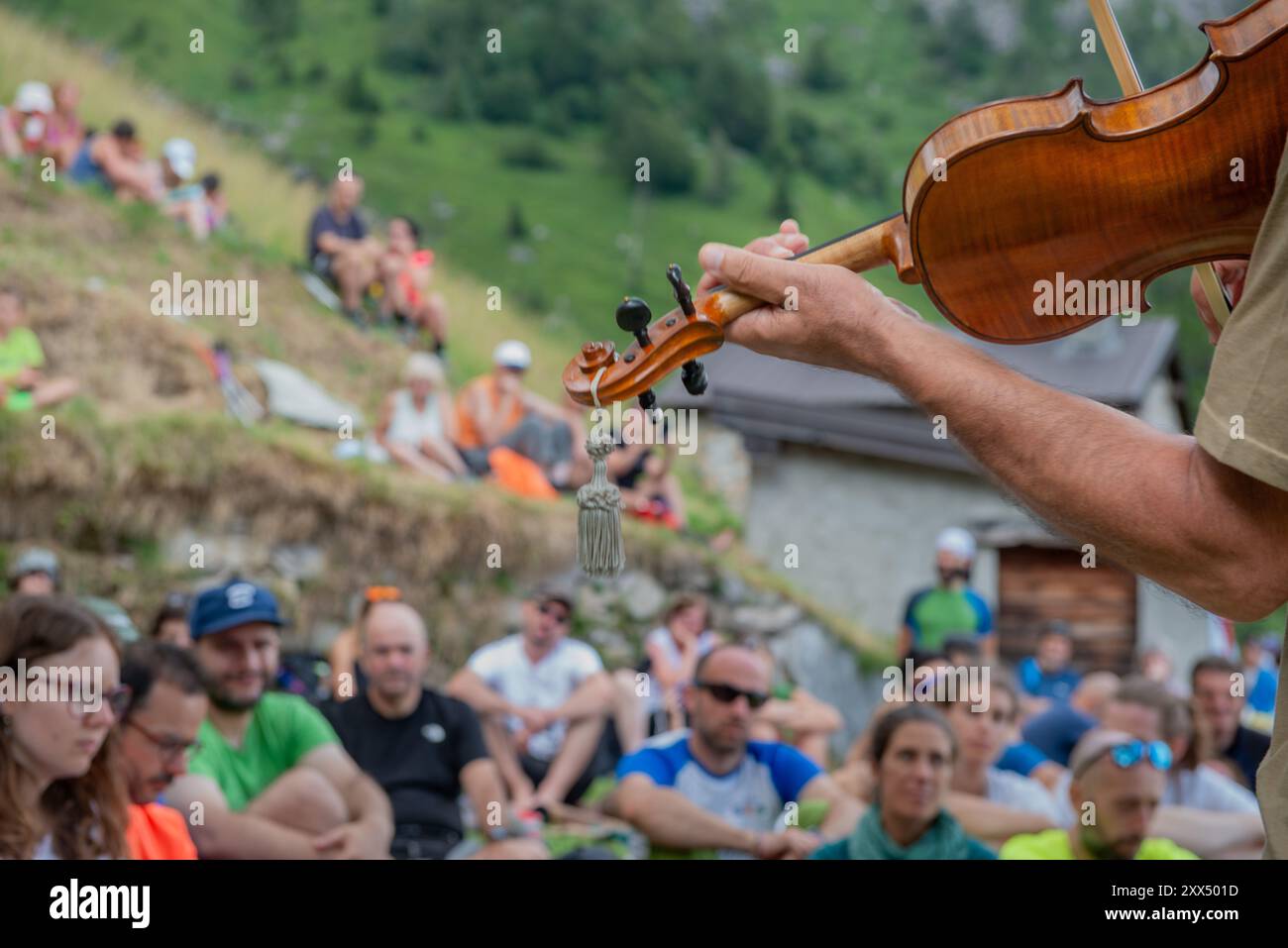 Bergamo Italien 27. Juli 2024: Musiker in den Bergen, um das Bewusstsein für den Respekt vor der Natur zu schärfen Stockfoto