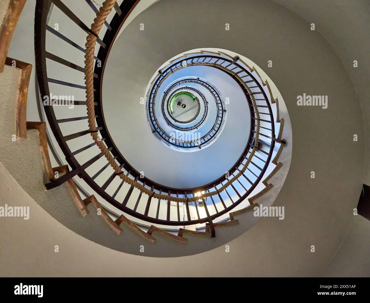 Die Wendeltreppe im Leuchtturm von La Garoupe am Cap d'Antibes an der französischen Riviera, Frankreich Stockfoto