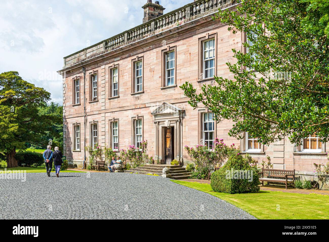 Die georgianische Fassade zu einem älteren Gebäude in Dalemain Historic Mansion & Gardens in der Nähe von Penrith, Cumbria, England Großbritannien Stockfoto