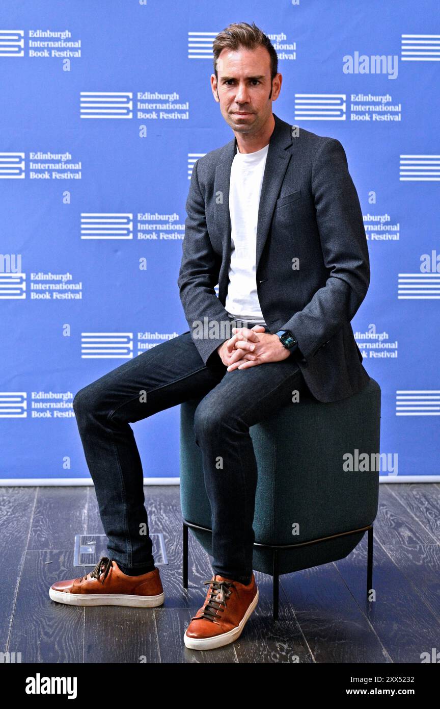 Edinburgh, Schottland, Großbritannien. August 2024. Edinburgh International Book Festival: James Crawford, schottischer Autor, Fernsehsender und Vorstandsvorsitzender beim Edinburgh International Book Festival beim offiziellen Fotobesuch. Quelle: Craig Brown/Alamy Live News Stockfoto