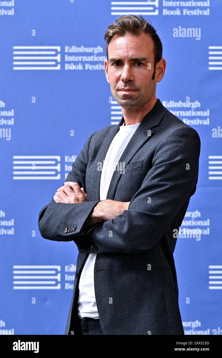 Edinburgh, Schottland, Großbritannien. August 2024. Edinburgh International Book Festival: James Crawford, schottischer Autor, Fernsehsender und Vorstandsvorsitzender beim Edinburgh International Book Festival beim offiziellen Fotobesuch. Quelle: Craig Brown/Alamy Live News Stockfoto