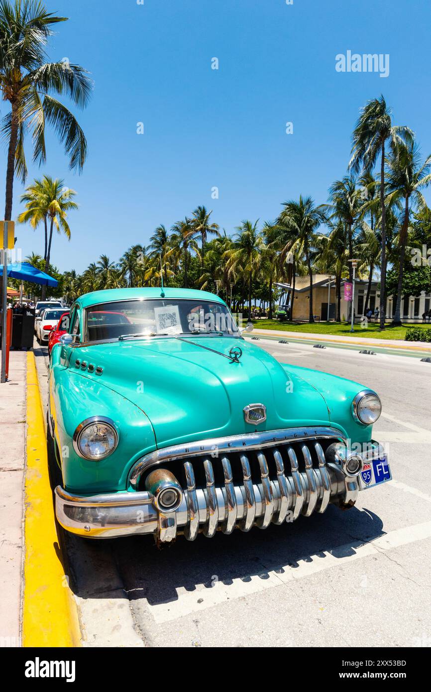 Buick Eight Oldtimer im Retro-Stil parkt am Ocean Drive, Miami Beach, Florida, USA Stockfoto