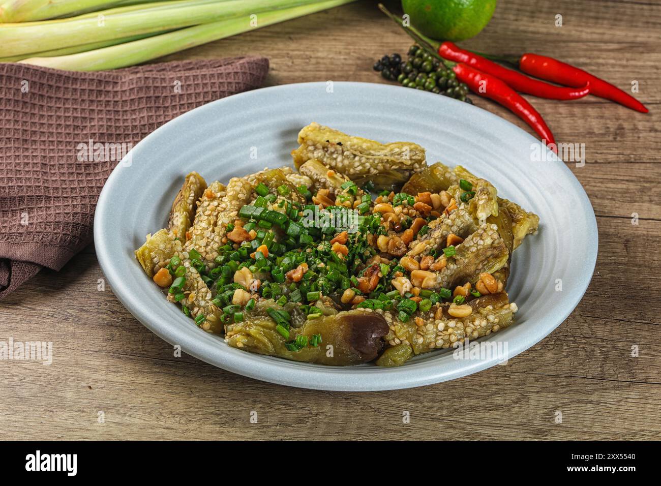 Asiatische Küche Auberginen gebacken mit Erdnuss und Soße Stockfoto