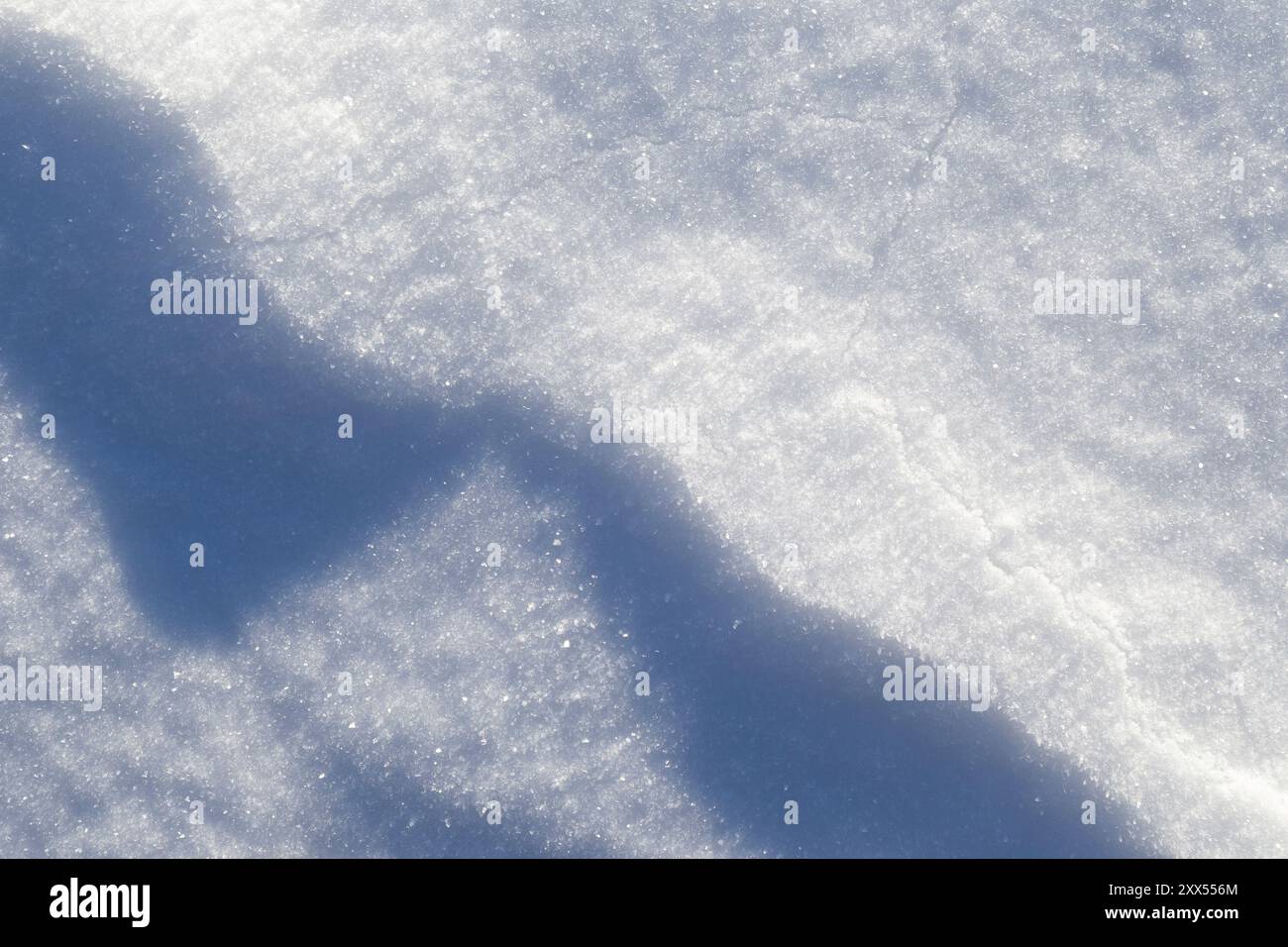 Nahaufnahme von frischem verschneiten Land im Winter, von oben gesehen. Abstrakter texturierter Hintergrund im Vollformat mit Kopierraum. Draufsicht. Stockfoto