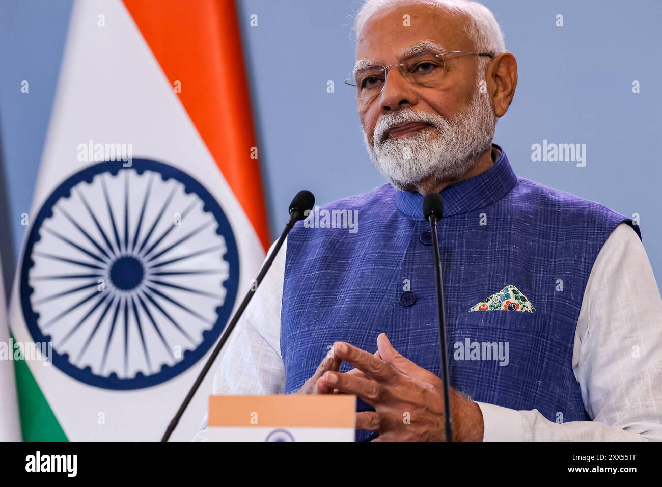 Premierminister von Indien, Narendra Modi, gibt während einer Pressekonferenz während bilateraler Gespräche mit dem polnischen Premierminister Donald Tusk am 22. August 2024 in Warschau, der Hauptstadt Polens, eine Pressemitteilung ab. Stockfoto