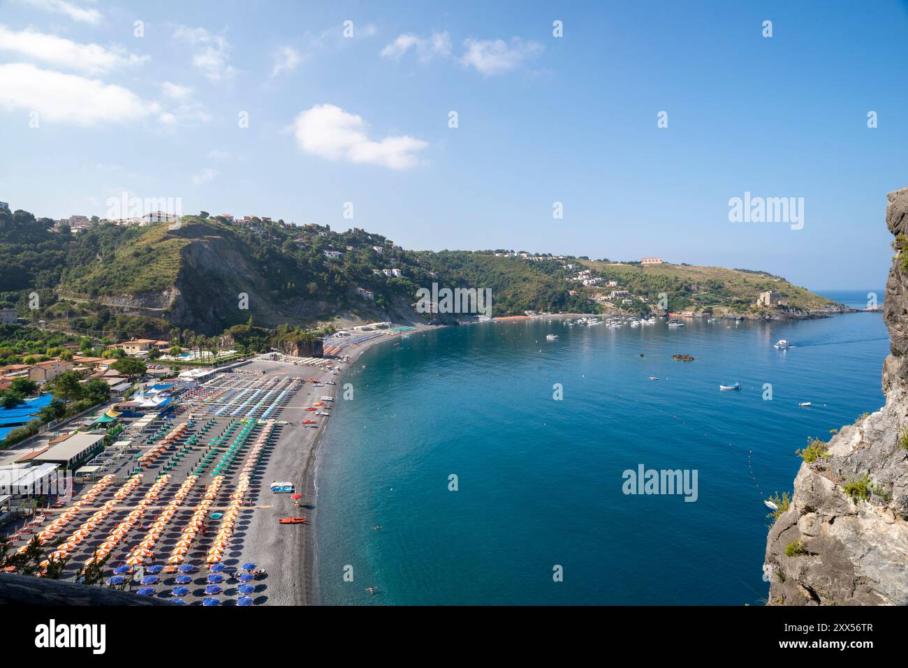 Panoramablick ao San Nicola Arcella Strand in Kalabrien, Italien Stockfoto