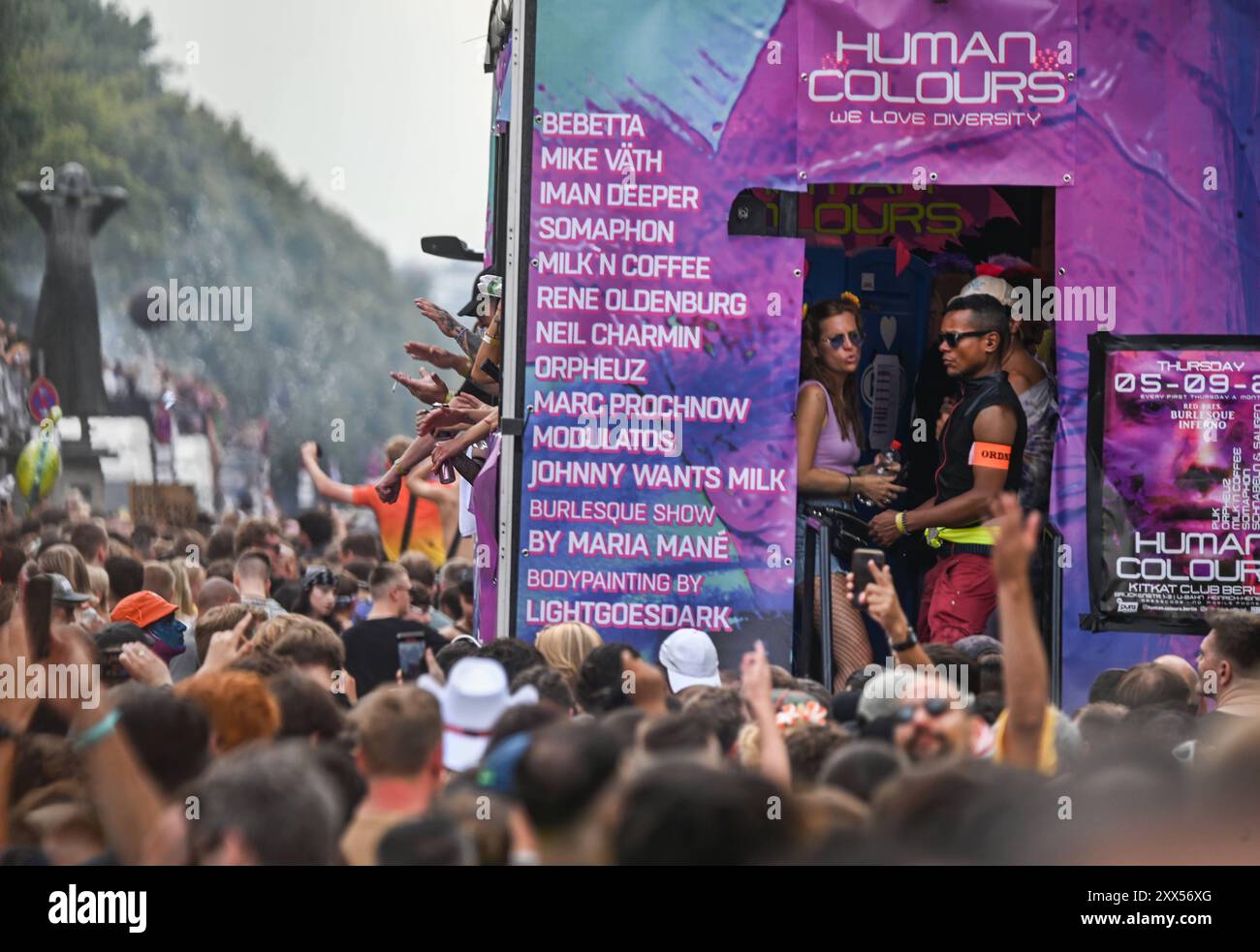 Die Rave, die Planet-Parade in Berlin. Zwischen Brandenburger Tor und Siegessaeule. Rave the Planet Parade im August 2024. Die Rave the Planet Parade ist ein Festival für elektronische Tanzmusik und eine Technoparade, die 2022 in Berlin, Deutschland, ihren Ursprung hatte. Gilt als spiritueller Nachfolger der Love Parade, die von 1989 bis 2003 jährlich in Berlin. Die Parade wird von der gemeinnützigen Firma Rave the Planet gGmbH organisiert, die von Dr. Motte, dem ursprünglichen Erfinder der Love Parade, zusammen mit anderen Techno-Enthusiasten gegründet wurde., Berlin Deutschland *** The Rave the P Stockfoto