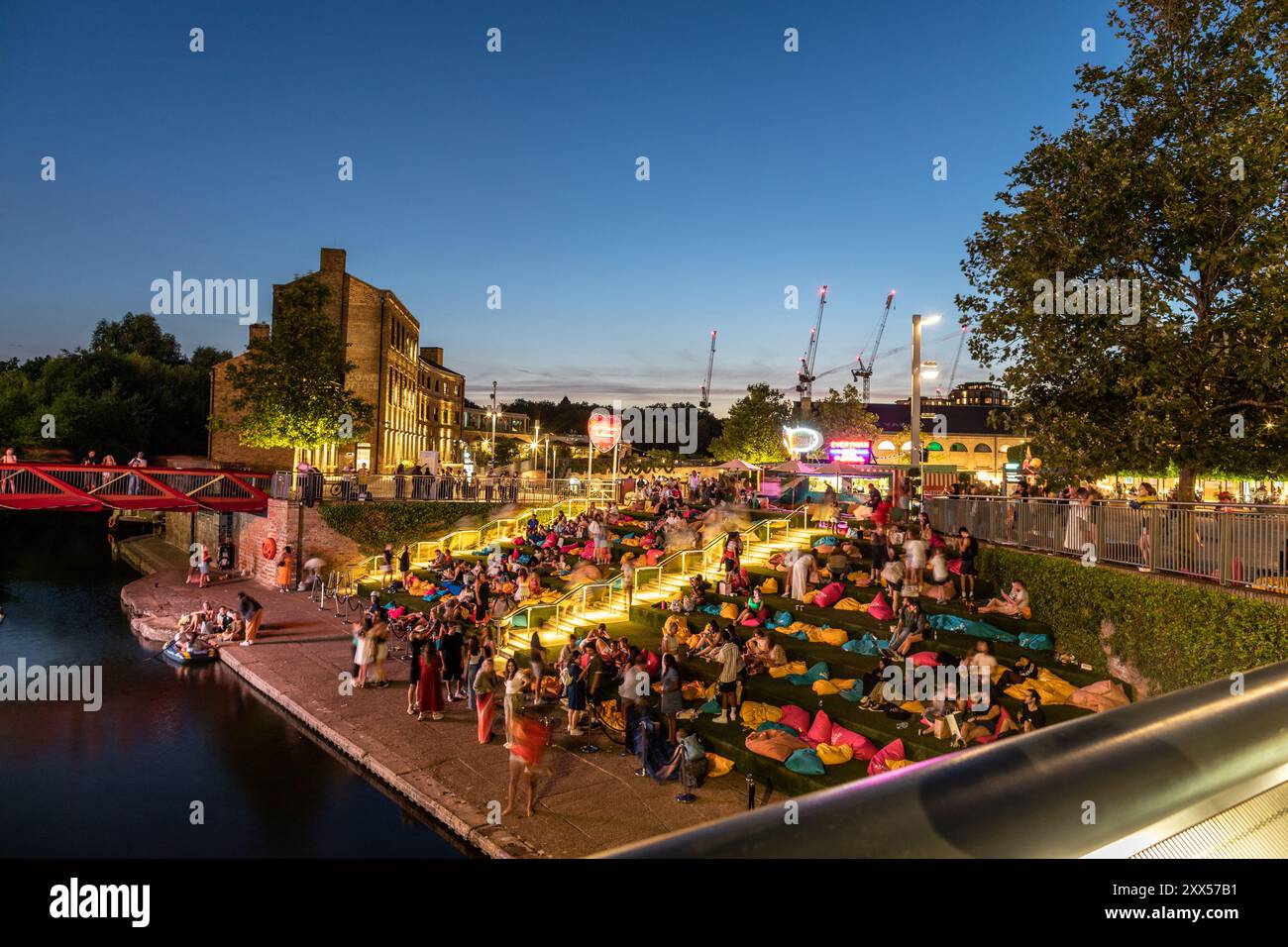 Everyman on the Canal Outdoor Cinema Kings Cross Development at Night London UK Stockfoto