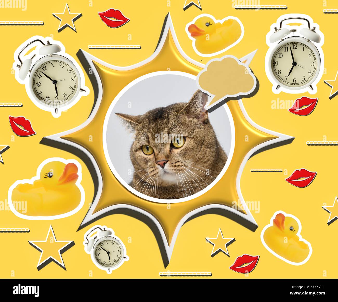 Traurige Katze mitten in einer Gummiente und einem Wecker, Collage auf gelbem Hintergrund Stockfoto