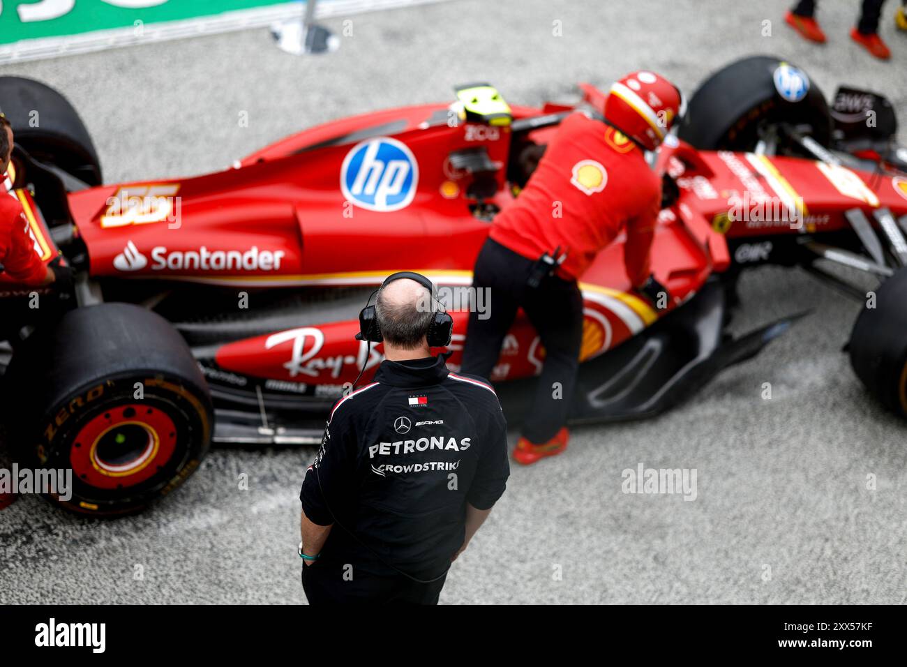 Zandvoort, Niederlande. August 2024. Ingenieur des Mercedes-AMG Petronas F1 Teams beobachtet das Scuderia Ferrari HP Team, den Formel 1 Grand Prix der Niederlande, am 22. August 2024 auf dem Circuit Zandvoort, Niederlande. (Foto von HOCH ZWEI) Credit: dpa/Alamy Live News Stockfoto